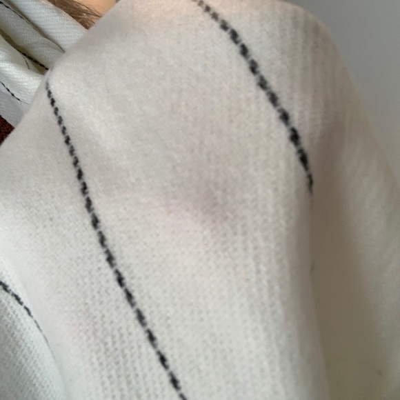 Gorgeous Brand New White Wool Scarf - Picture 6 of 7